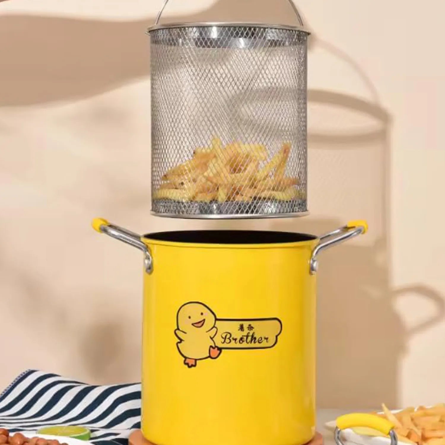 Duck Shaped Skillet with Basket - Set consists of a frying pan, durable heat-resistant glass lid, wire basket for frying,